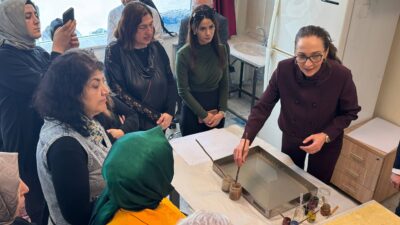 Üç bölümden oluşan ve gün boyu süren etkinliğe ebru sanatçısı