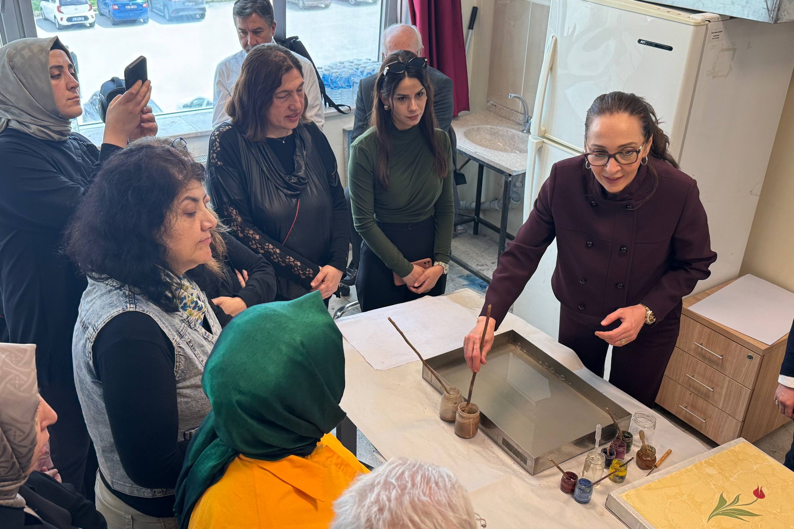 Üç bölümden oluşan ve gün boyu süren etkinliğe ebru sanatçısı