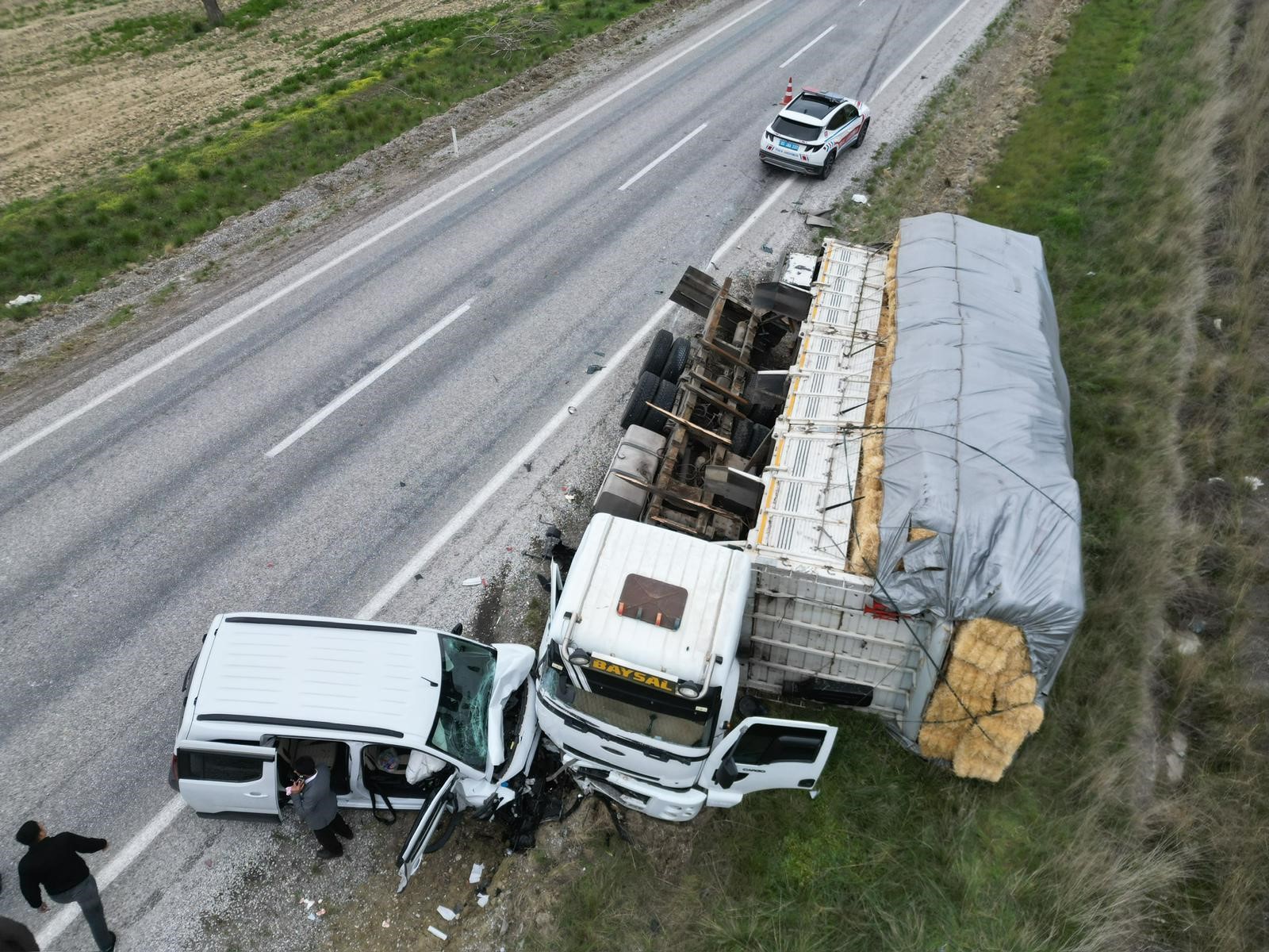 Dorse koptu samanlar tarlaya saçıldı Kaza, F.B. idaresindeki 09  plakalı