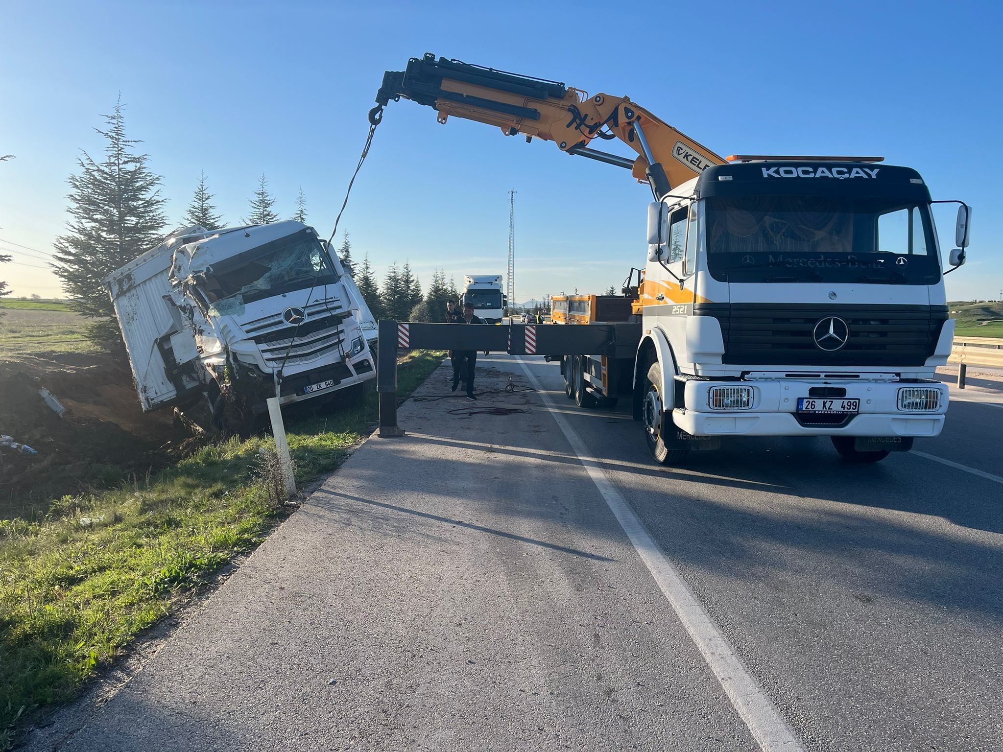 Anıtkaya’da ev eşyası yüklü tır şarampole uçtu
