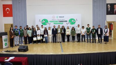 Turnuva kapsamında öğrenciler, bağımlılık konularına ilişkin hazırladıkları münazara sunumlarıyla kıyasıya