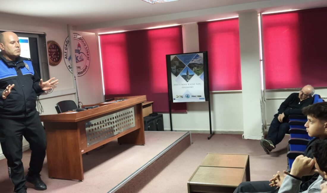 Etkinlik kapsamında öğrencilere polislik mesleğinin tanıtımı yapılırken, 112 Acil Çağrı