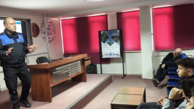 Etkinlik kapsamında öğrencilere polislik mesleğinin tanıtımı yapılırken, 112 Acil Çağrı