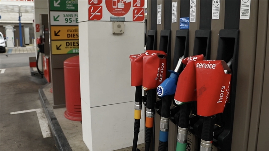 Başkent Paris’in banliyölerinden Montreuil’deki akaryakıt istasyonunda bazı akaryakıt pompalarının hizmet