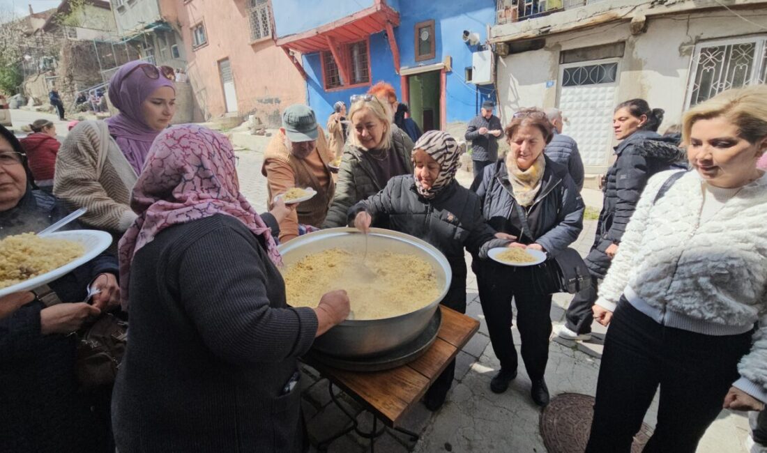 AFYONKARAHİSAR (AA) – Afyonkarahisar'da "adine pilavı" geleneği sürdürülüyor. Nisan yağmurlarının