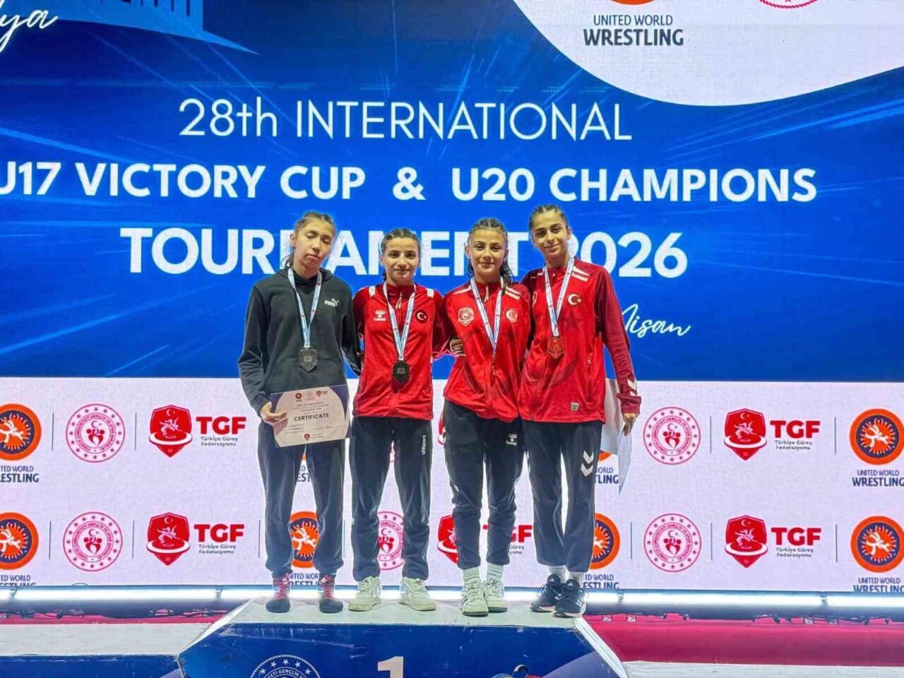 Afyonkarahisarlı sporcular Antalya’daki Uluslararası Güreş Zafer Kupası’nda milli takımı temsil