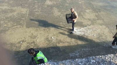 Afyonkarahisar’da su seviyesi artan barajın açılan kapaklarındaki akıntıyla sürüklenen balıklar