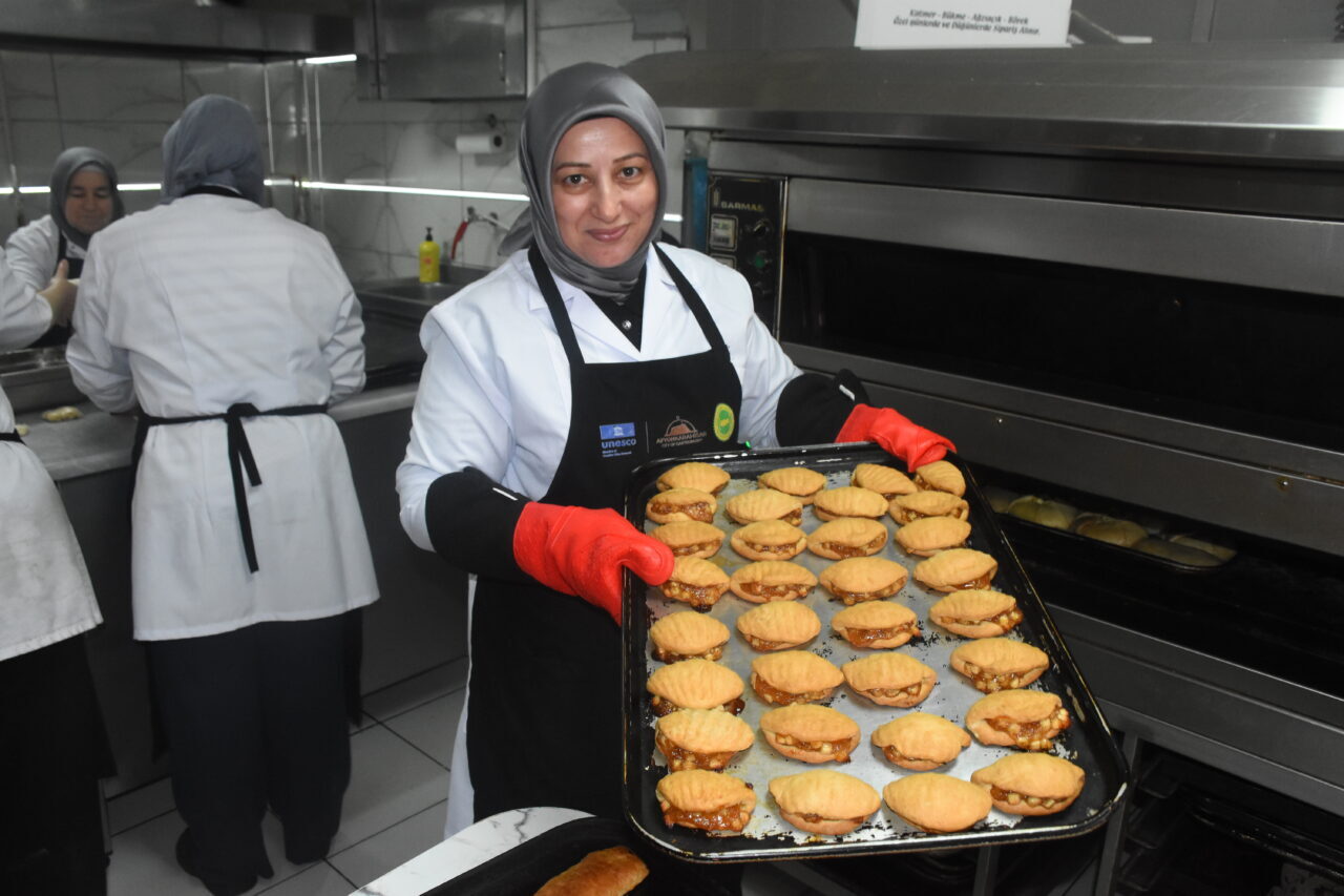 - Afyonkarahisar'da annesi ve kız kardeşinin yanı sıra 15 kadın