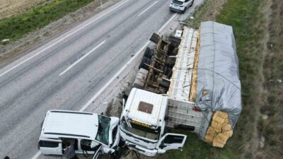Afyonkarahisar’da kamyon, tanker ve hafif ticari aracın karıştığı kazada 2