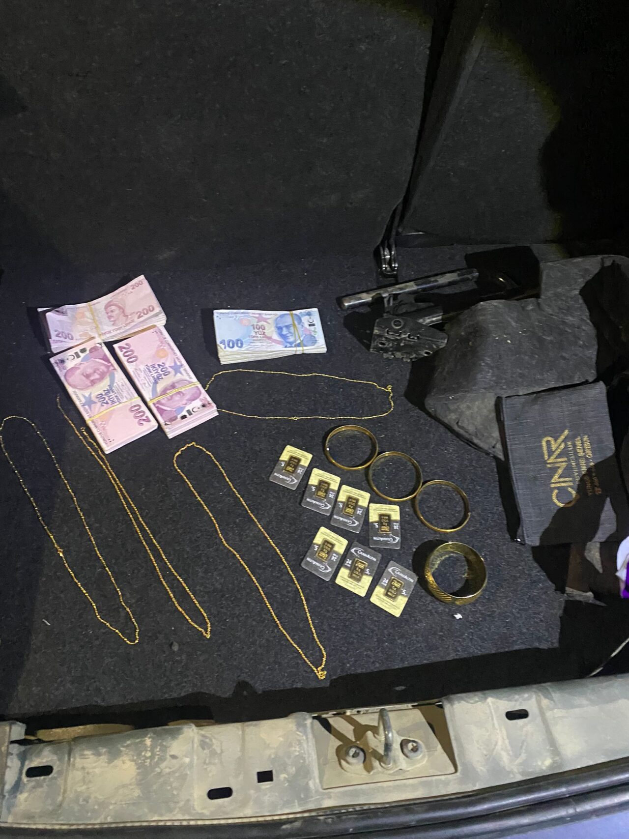 AFYONKARAHİSAR (AA) – Kütahya'da kuyumculara sahte altın satarak dolandırıcılık yaptığı