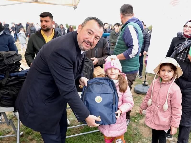 AFYONKARAHİSAR (AA) – Sandıklı ilçesinde düzenlenen programda fidanlar toprakla buluşturuldu.