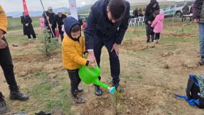 Afyonkarahisar’ın Sandıklı ilçesinde “Türkiye’nin gücü orman” programı düzenlenirken, etkinlikte 200’e