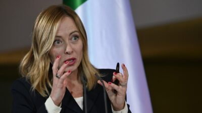 Verona kentindeki bir fuarı ziyareti sırasında basın mensuplarına açıklama yapan