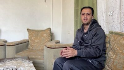 Gazze kentinde, yerinden edilmiş halde yaşadığı mütevazı evin dar bir