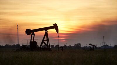Dün 111,80 dolara kadar yükselen Brent petrolün varil fiyatı, günü