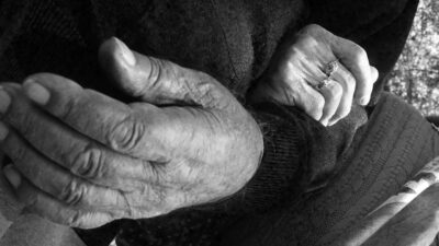 Hastane bahçesinde yorgun düşen eşini dizine yatıran yaşlı adamın davranışı