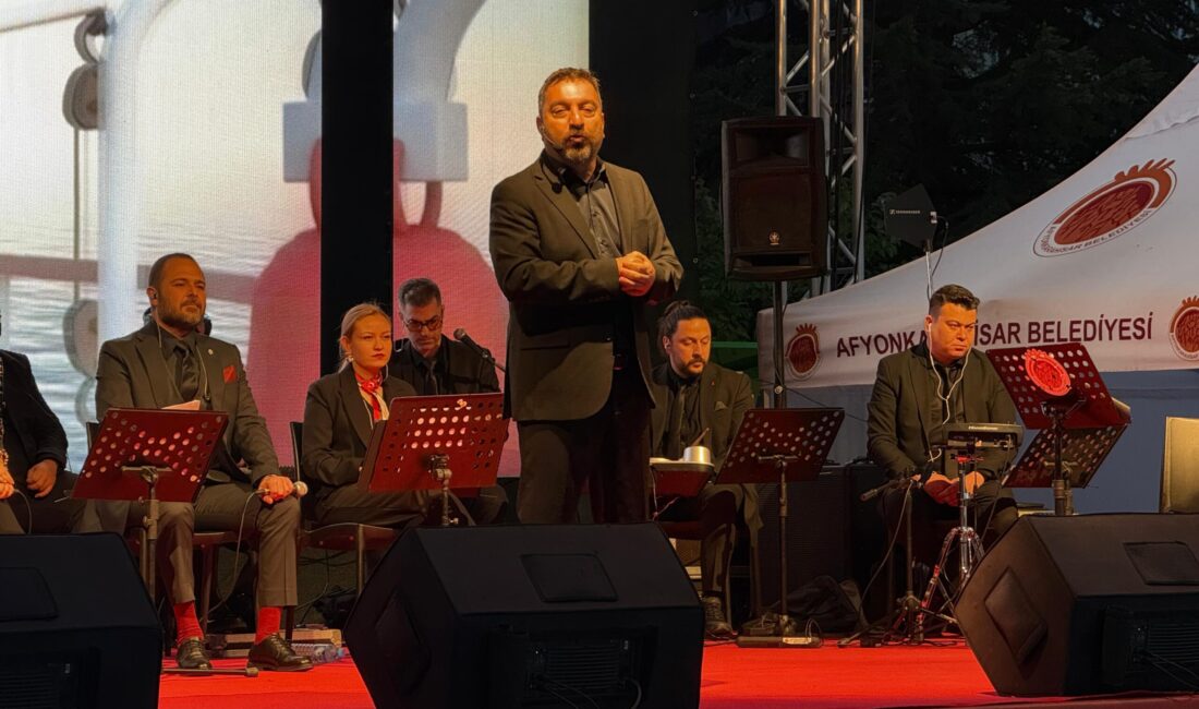 Tarihi meydanda gerçekleştirilen “İstiklal Destanı” başlıklı müzikli anlatı ve canlı