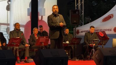 Tarihi meydanda gerçekleştirilen “İstiklal Destanı” başlıklı müzikli anlatı ve canlı