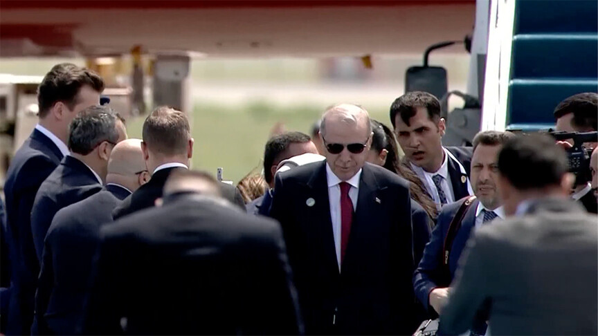 Erdoğan’ı, Hazret Sultan Uluslararası Havalimanı’nda, Kazakistan Devlet Danışmanı Yerlan Karin,