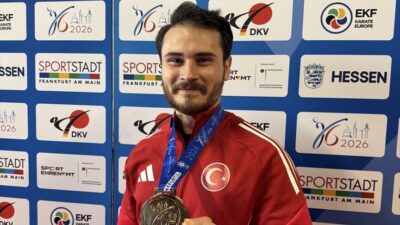 Eissporthalle Frankfurt’ta gerçekleştirilen organizasyonda basın mensuplarının sorularını yanıtlayan Enes Özdemir,