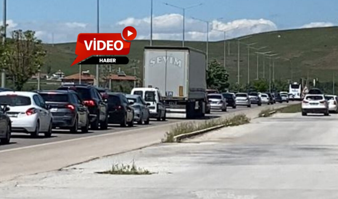 Araç kuyruğu Akören’den başlayarak Karahisar Tüneli’ne kadar uzandı. Sürücülerin zaman