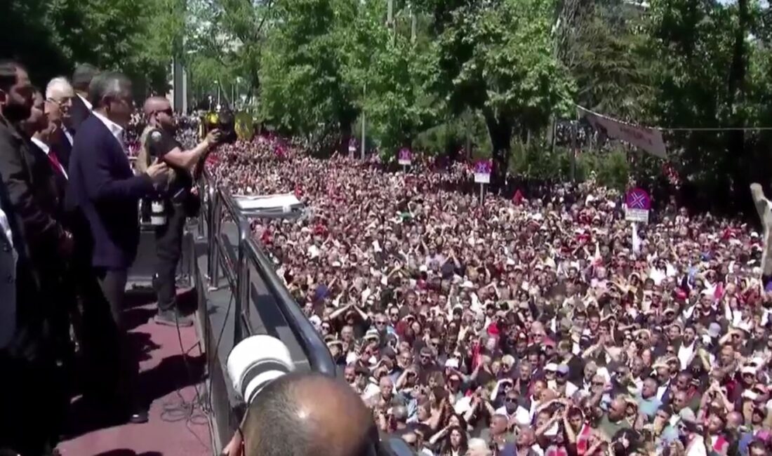 Güvenpark’ta otobüs üzerinden konuşma yapan Özel, partililere teşekkür ederek birlik