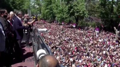 Güvenpark’ta otobüs üzerinden konuşma yapan Özel, partililere teşekkür ederek birlik