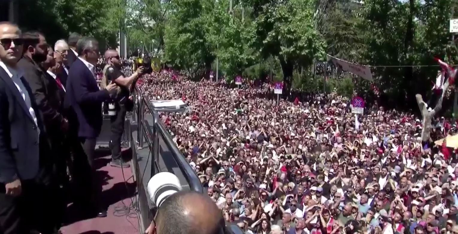 Güvenpark’ta otobüs üzerinden konuşma yapan Özel, partililere teşekkür ederek birlik