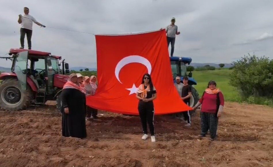 Afyonkarahisar’da kekik ekimi yapan çiftçiler, 19 Mayıs’ı ekim yaptıkları tarlada