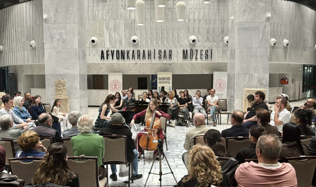 Genel sanat yönetmenliğini Hüseyin Başkadem’in yaptığı, Afyonkarahisar Müzesi’nin fuaye alanında