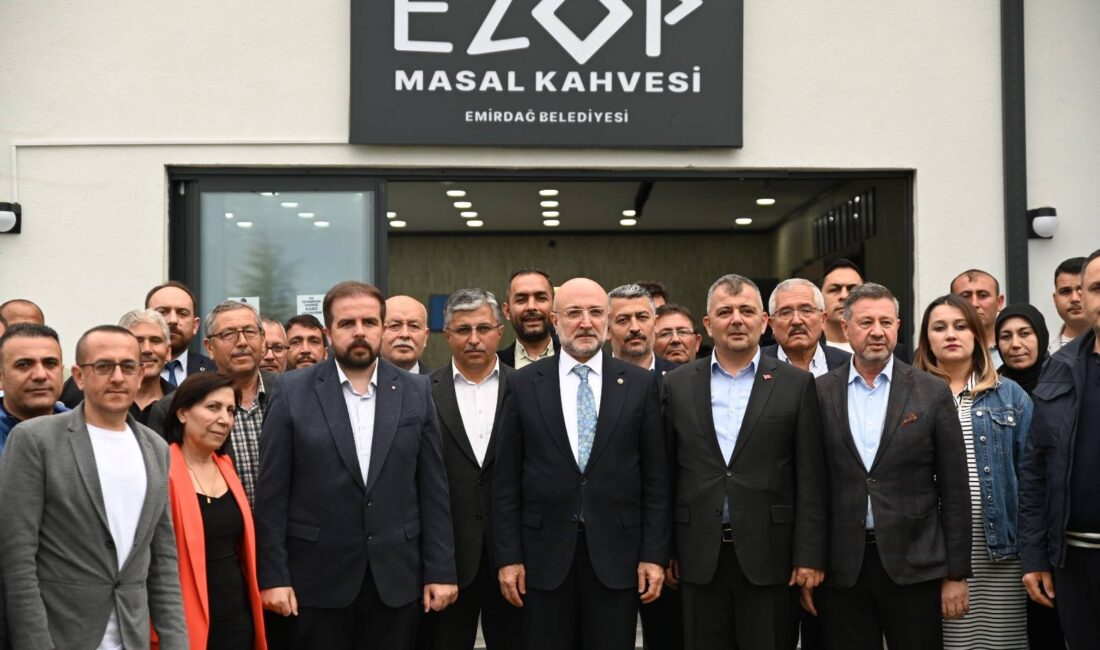 ​Birlik ve beraberlik mesajlarının ön plana çıktığı bayramlaşma törenine; AK