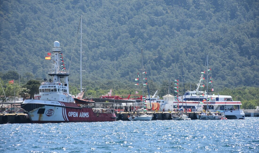 Marmaris Limanı’na birer birer yanaşan teknelerdeki aktivistlerin ülkeye giriş işlemleri