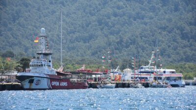 Marmaris Limanı’na birer birer yanaşan teknelerdeki aktivistlerin ülkeye giriş işlemleri