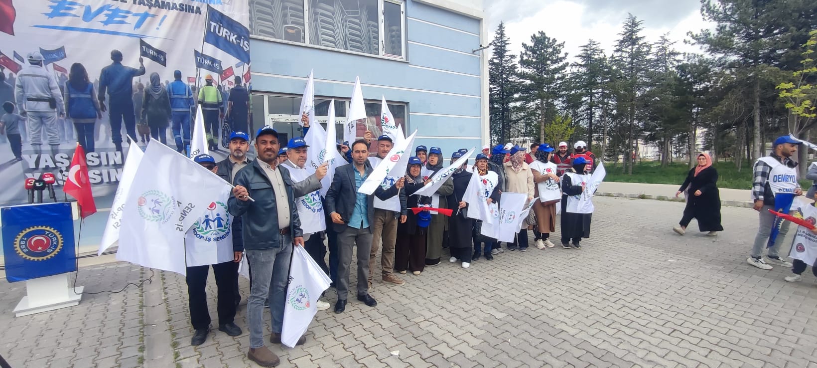 Türk-İş önünde birlik ve beraberlik mesajı 1 Mayıs Emek ve