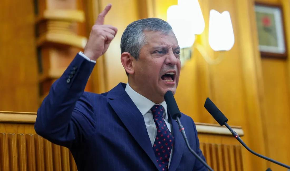 Kararın ardından kurmaylarıyla genel merkez binasında olağanüstü toplanan Özgür Özel,