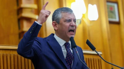 Kararın ardından kurmaylarıyla genel merkez binasında olağanüstü toplanan Özgür Özel,