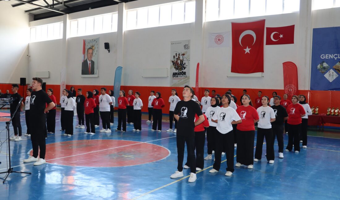 Protokol tam kadro salondaydı: İlçe yöneticileri gençlerin heyecanına ortak oldu!
