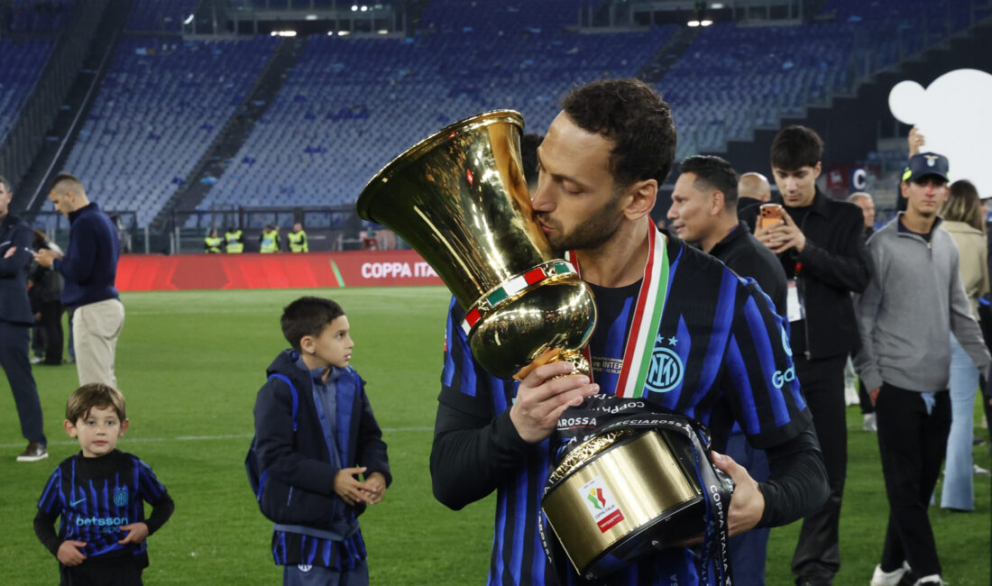 Roma Olimpiyat Stadı’nda yaklaşık 70 bin futbolseverin tribünlerden takip ettiği
