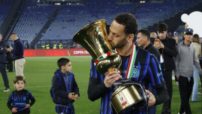 Roma Olimpiyat Stadı’nda yaklaşık 70 bin futbolseverin tribünlerden takip ettiği