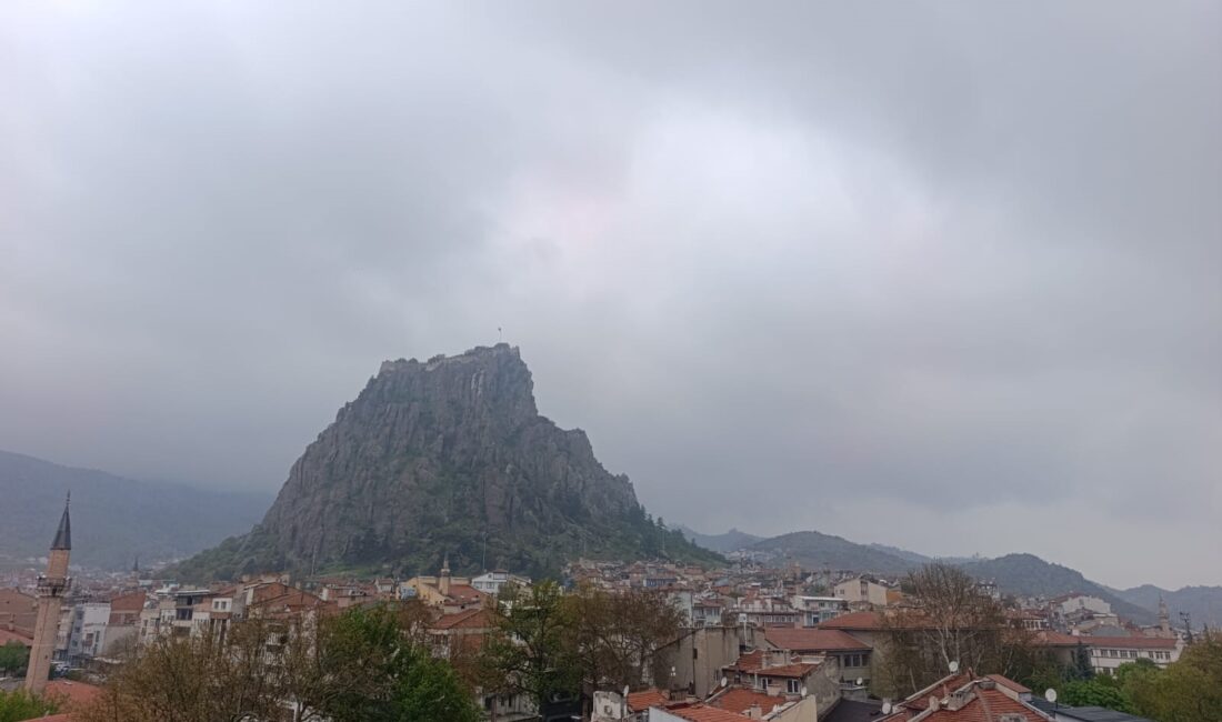 Sıcaklıklar hissedilir derecede azaldı Öğle saatlerinde başlayan yağışlı hava, kent