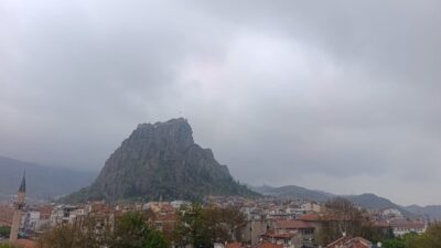 Sıcaklıklar hissedilir derecede azaldı Öğle saatlerinde başlayan yağışlı hava, kent