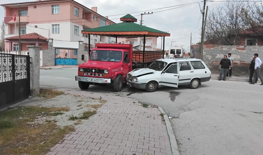 Kavşakta araçlar birbirine girdi Kaza, akşam saatlerinde Zübeyde Hanım Caddesi