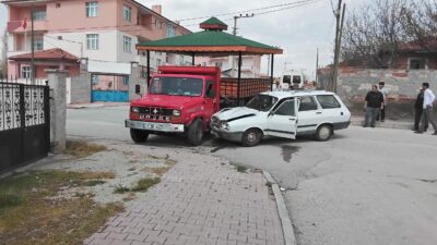 Kavşakta araçlar birbirine girdi Kaza, akşam saatlerinde Zübeyde Hanım Caddesi