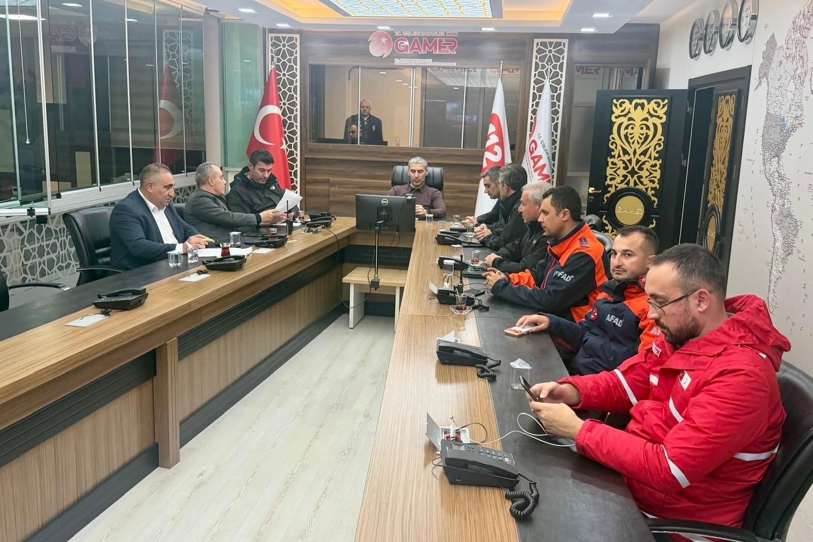 Afyonkarahisar’da Kar yağışına karşı tüm birimler seferber oldu!