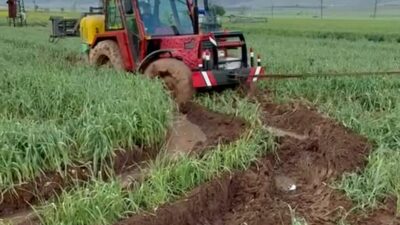Traktörler çamur batağına saplandı Avrupa Birliği coğrafi işaret tesciline sahip