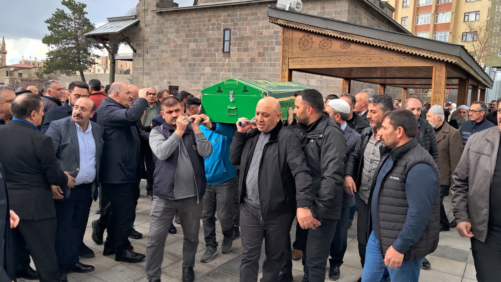 Eski başkanın babası son yolculuğuna uğurlandı!