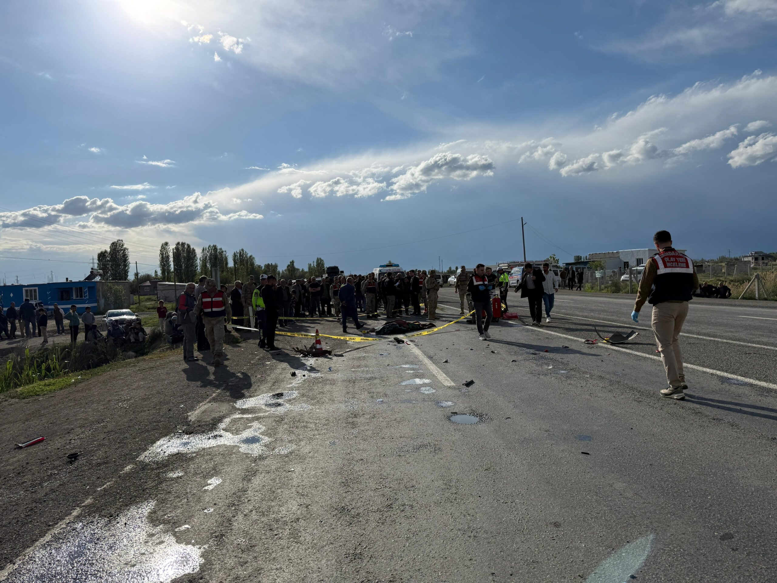 Karşı şeride geçen motosiklet sürücüsü canından oldu!