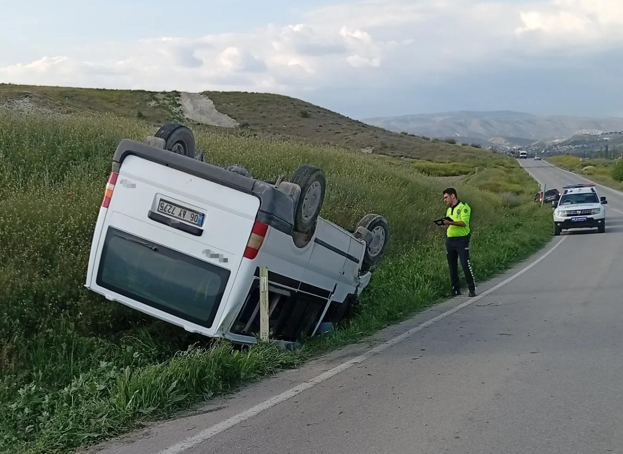 Yol kenarına yan yattı, Sürücüsü hastanede can verdi!