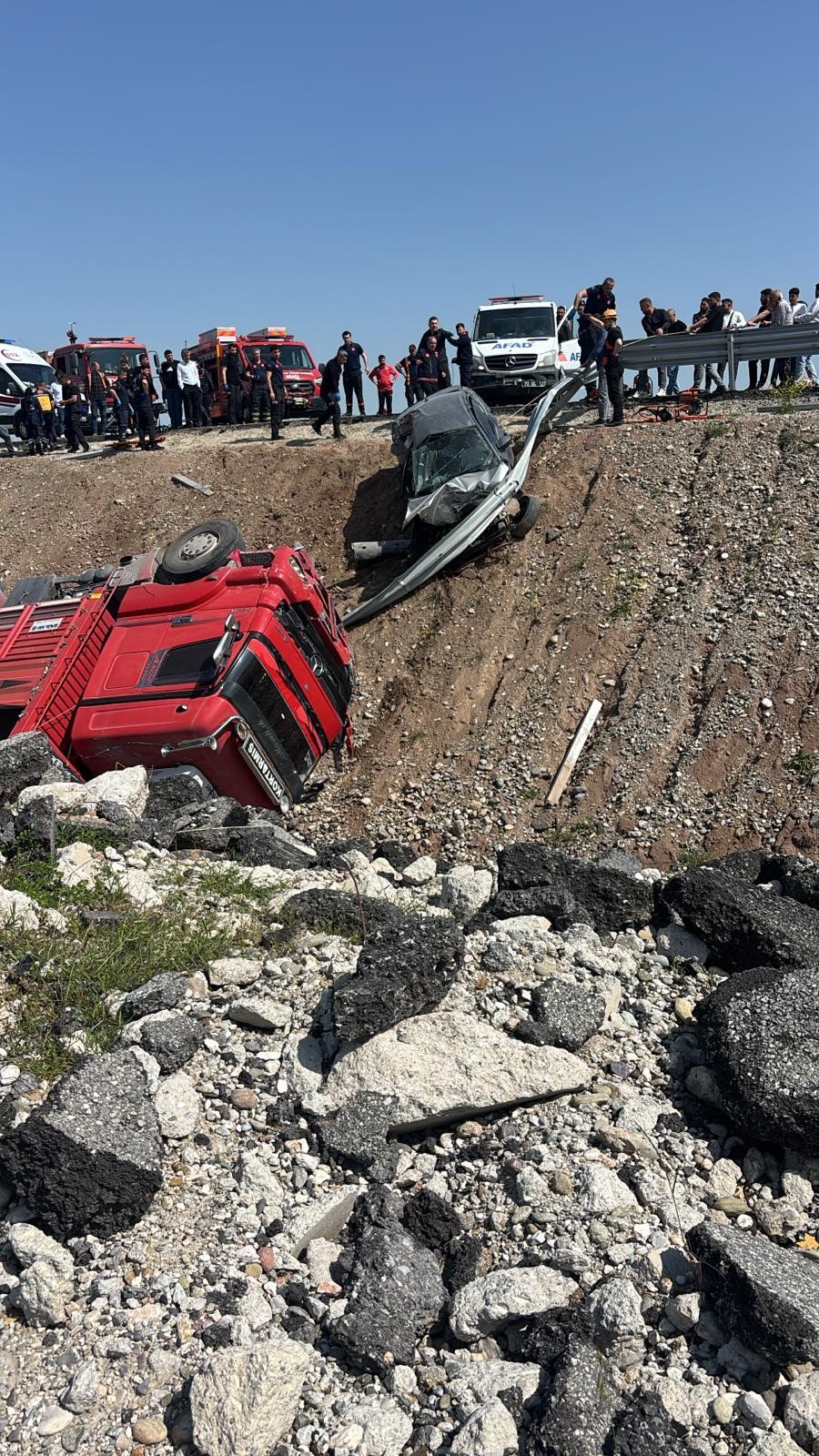 Yolları ayıran feci kaza can aldı: Kavşakta çarpışan araçlar hurdaya döndü