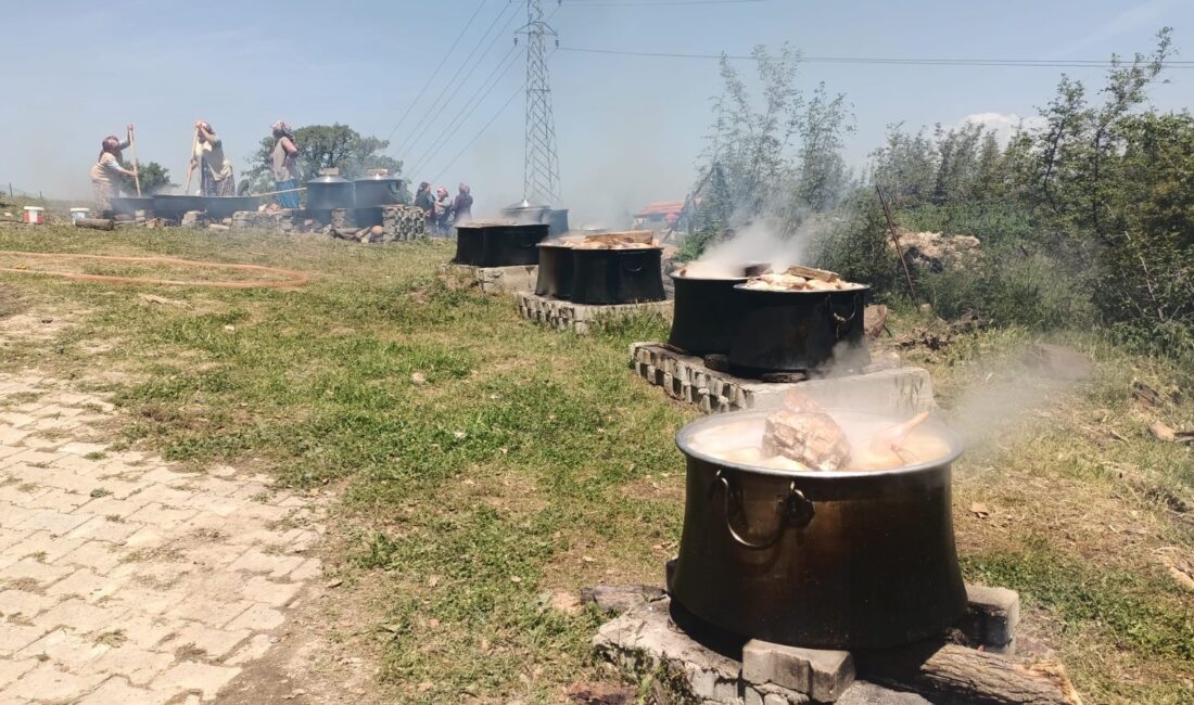 Gül ağaçlarına kırmızı kurdeleler bağlandı Kutlamalar kapsamında alanda toplanan vatandaşlar,